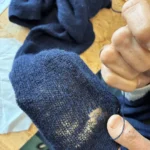 reboucher un trou sur un lainage et renforcer les coudes élimés (photo)