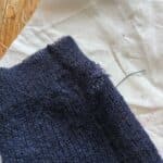 reboucher un trou sur un lainage et renforcer les coudes élimés (trou réparé)