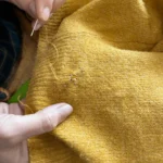 Remailler son pull préféré que les mites ont investi un peu partout (réparation en cours)