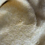 Remailler son pull préféré que les mites ont investi un peu partout (