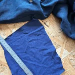 rapiécer un trou sur un pantalon trop sollicité à la récré