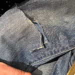 du jean troué au genou (voir la photo après reparation)